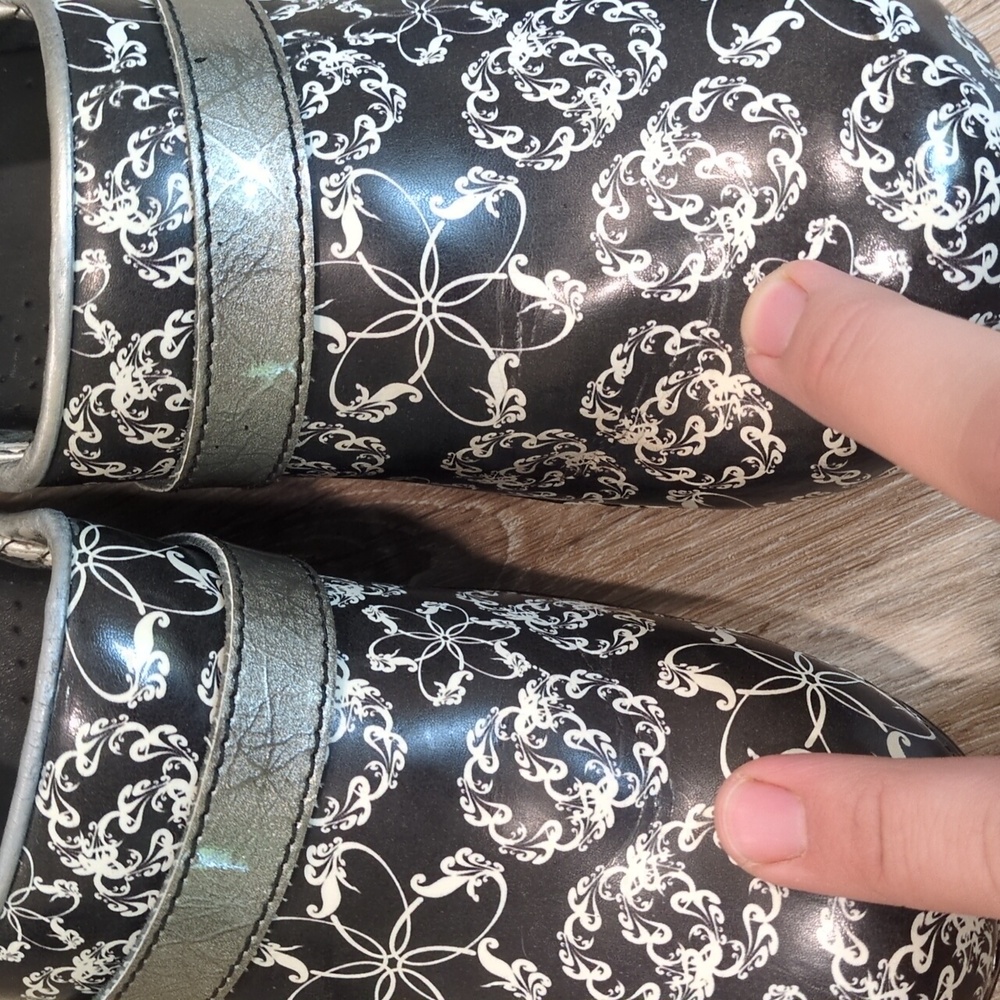 Sanita Black and ⚫🔲 White with Floral Design Clogs Women's size 42 Euro (12 US) - Picture 12 of 12